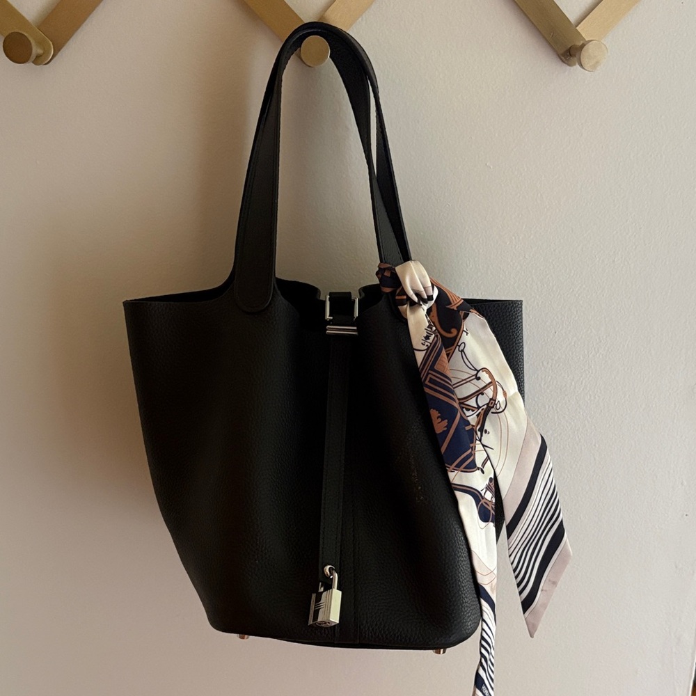 DH G8 Black Tote Bag with Twilly